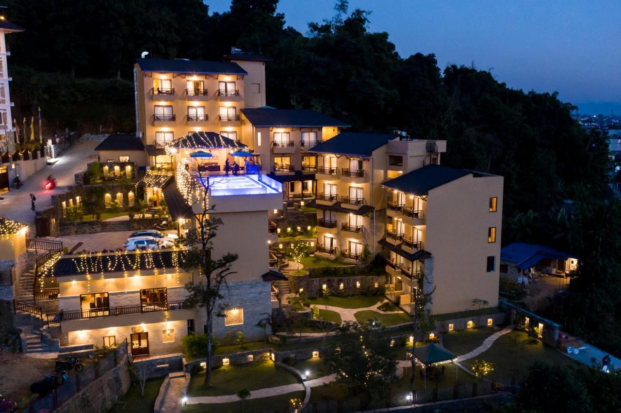 Bar Peepal Resort Pokhara Exterior foto The resort at night
