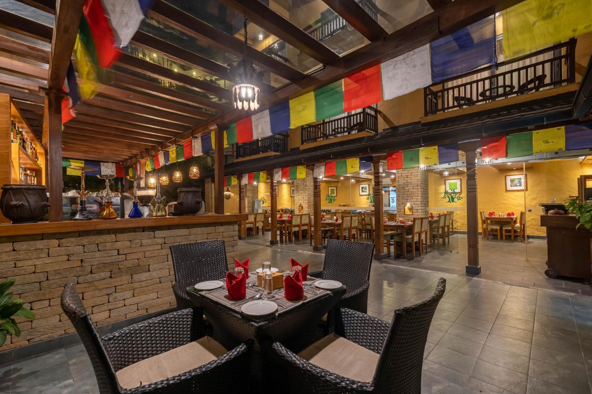 Bar Peepal Resort Pokhara Exterior foto The interior of the restaurant